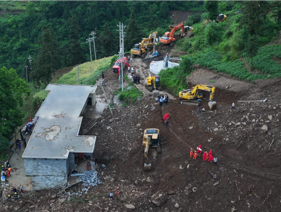 生命至上 全力救援——贵州大方县果瓦乡山体滑坡现场直击