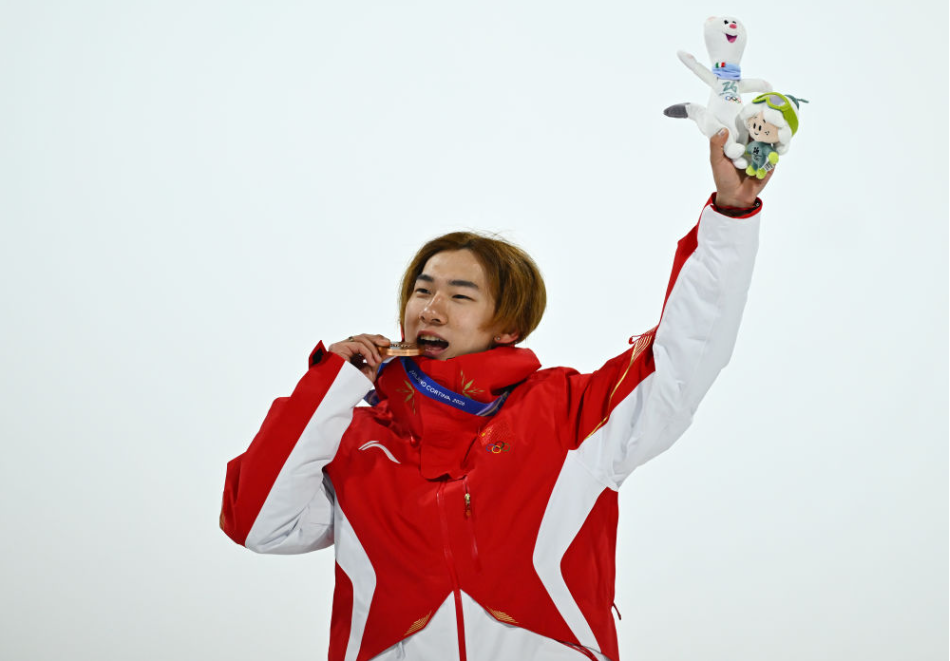 冬奥会｜全天综合：苏翊鸣夺中国首枚奖牌 东道主老将速滑破纪录