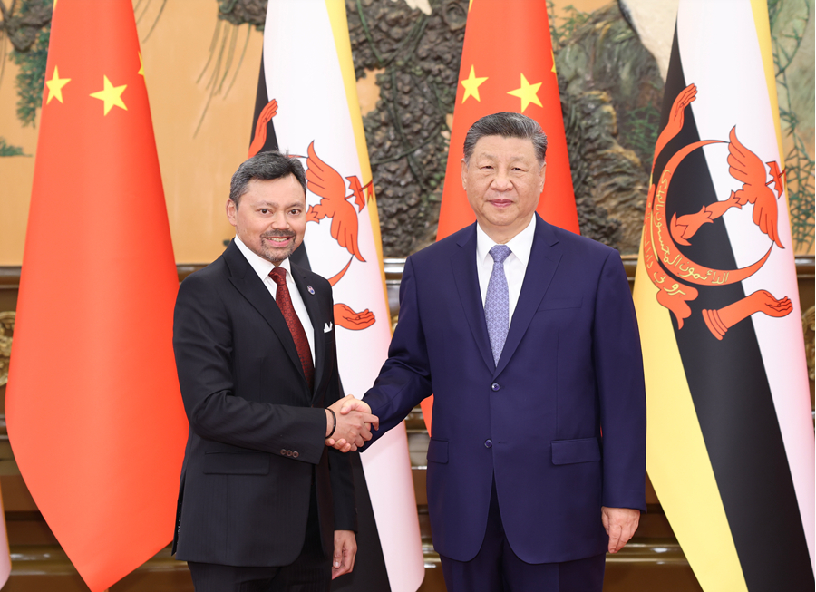  习近平会见文莱王储比拉
