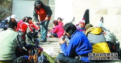 清明驴友集中登崂山 背锅碗走野路逃门票(图)