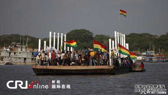 玻利维亚数百土著居民徒步500公里抗议修建公路(组图)