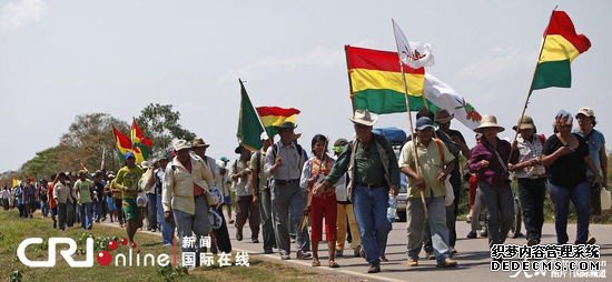 玻利维亚数百土著居民徒步500公里抗议修建公路(组图)