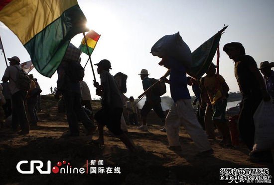 玻利维亚数百土著居民徒步500公里抗议修建公路(组图)