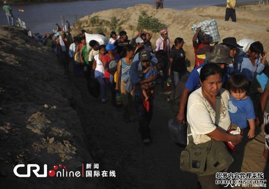 玻利维亚数百土著居民徒步500公里抗议修建公路(组图)