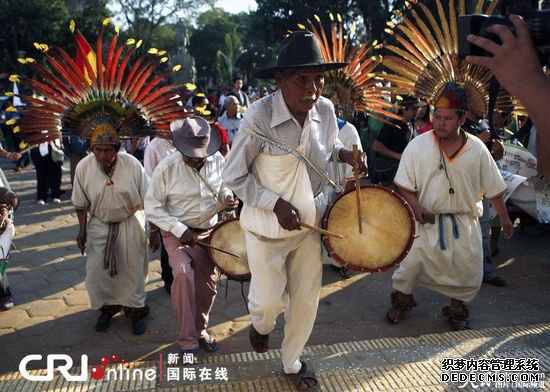 玻利维亚数百土著居民徒步500公里抗议修建公路(组图)