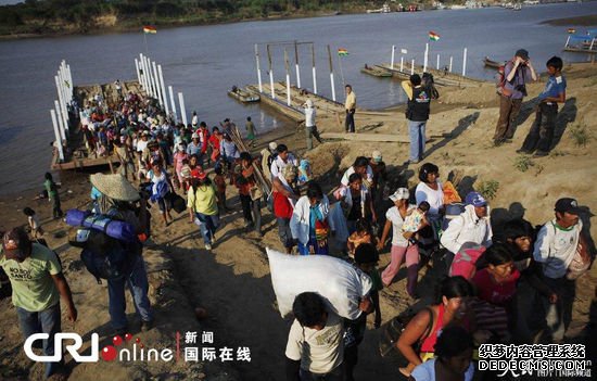 玻利维亚数百土著居民徒步500公里抗议修建公路(组图)