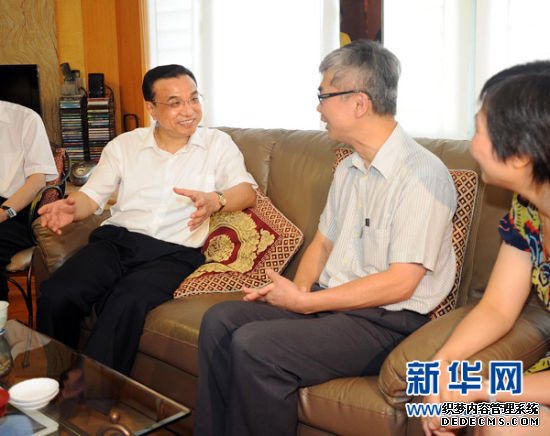 8月16日，国务院副总理李克强前往香港居民家庭时间地点人物事件，亲切看望香港市民。这是在九龙蓝田丽港城，李克强与居民郭桂明（右二）亲切交谈。新华社记者 李涛 摄 
