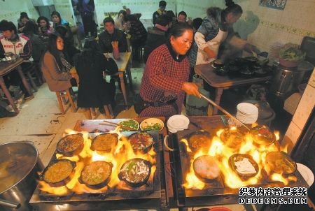 每个高校旁都有一条美食街(图)
