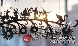 青铜器展厅，摇钱树上的各种造像充满动感。