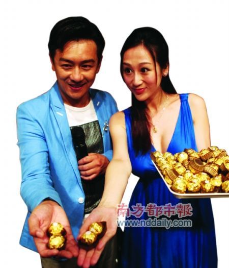 7月底综艺天堂，夫妇俩在为《活佛济公2》做宣传时，向现场工作人员派发新婚喜糖。