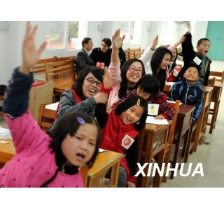 福建:大学生党员走进慈善小学(1)(图)