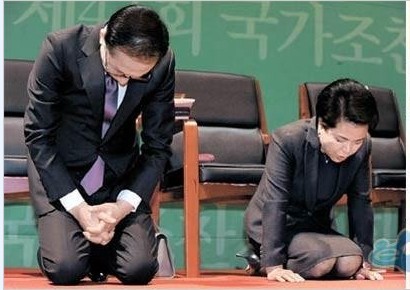 李明博下跪,难道因为男儿膝下有黄金?