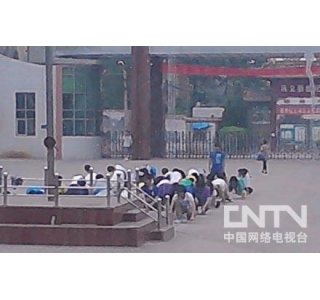 网传河南巩义学生被罚跪国旗 校方1天给3种解释