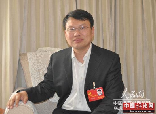 十八大代表、黑牡丹（集团）股份有限公司技术总监邓建军。人民网记者 耿宽谋摄