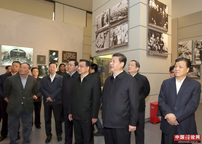 11月29日，中共中央总书记、中央军委主席习近平和中央政治局常委李克强、张德江、俞正声、刘云山、王岐山、张高丽等来到国家博物馆，参观《复兴之路》展览。  新华社记者 鞠鹏 摄