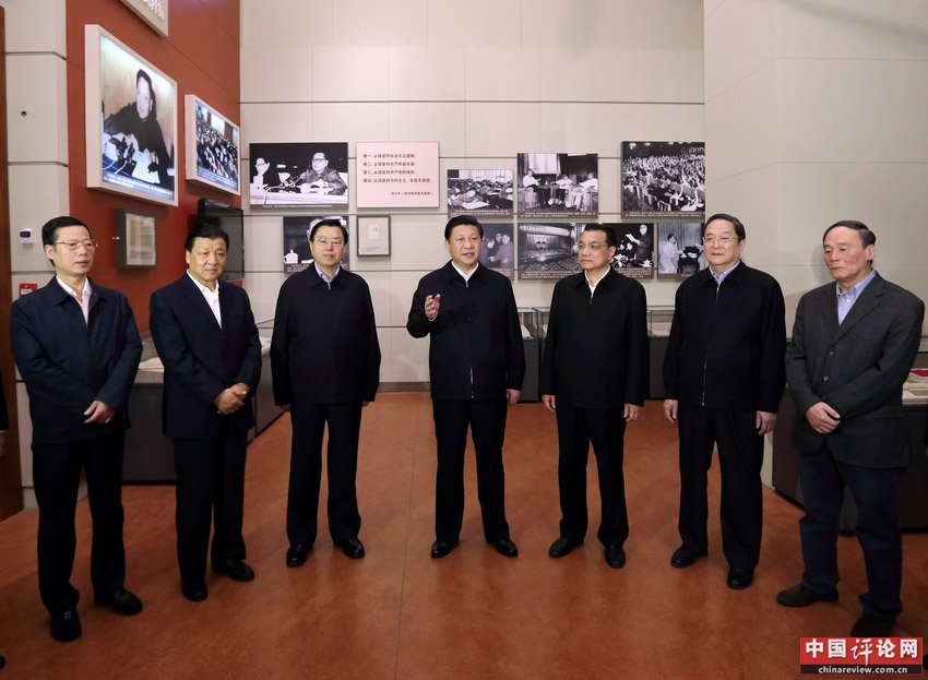 11月29日，中共中央总书记、中央军委主席习近平和中央政治局常委李克强、张德江、俞正声、刘云山、王岐山、张高丽等来到国家博物馆，参观《复兴之路》展览。 新华社记者 兰红光 摄