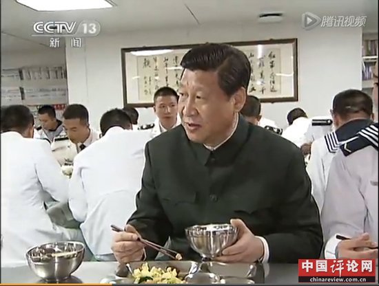 习近平考察南海舰队 与士兵共进午餐自己打饭
