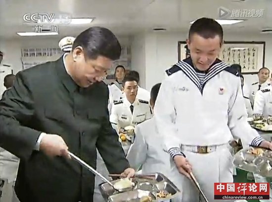 习近平考察南海舰队 与士兵共进午餐自己打饭