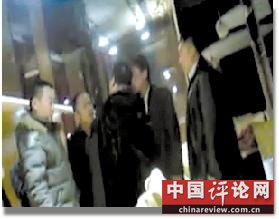 企图上前推搡对方。