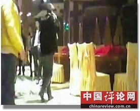 打电话找人。视频截图