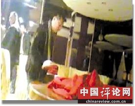 拍桌子破口大骂。