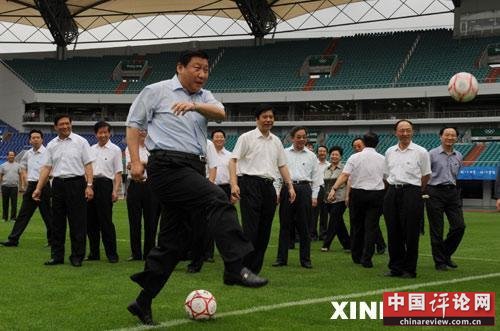 习近平踢足球(资料图)