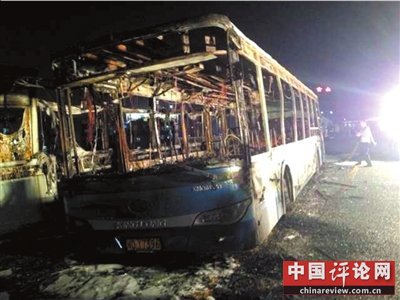 厦门公交车行驶途中起火 火烧10分钟间有爆炸声