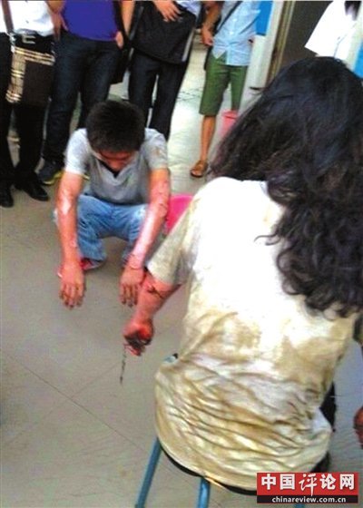 厦门公交车行驶途中起火 火烧10分钟间有爆炸声