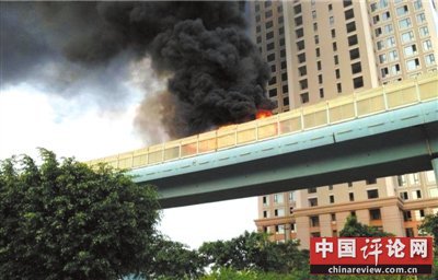 厦门公交车行驶途中起火 火烧10分钟间有爆炸声