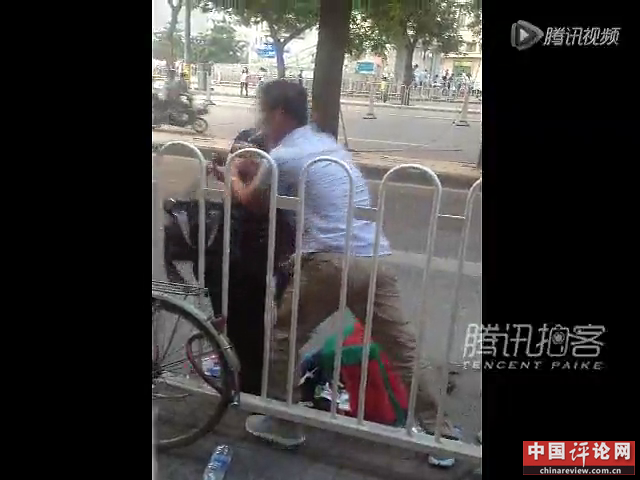 【拍客】七旬老人街边卖水遭便衣城管推倒砸摊截图
