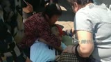 【拍客】农民请愿街头暴晒当众晕倒！