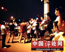 事发地点聚集了围观群众