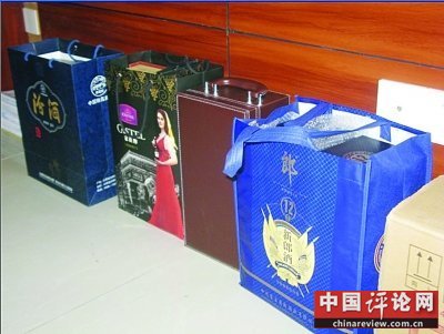 江苏镇江被曝办公室存多箱名酒环保局长被撤职