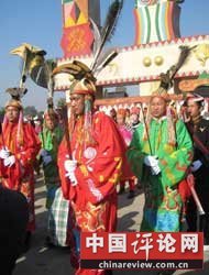 目瑙纵歌（景颇万人舞）上的瑙双