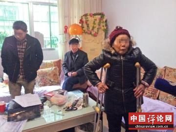 自称被撞的老太。