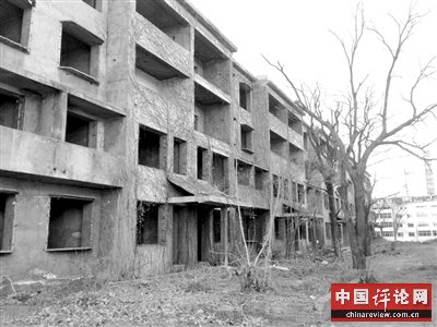 北京西二环75亩别墅群烂尾23年 皇家园林变垃圾场