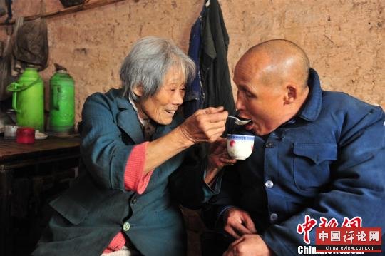 湖北88岁老妇养育残疾继子39年从未想过放弃(图)