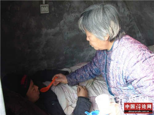 郭玉兰侍候儿子王培建