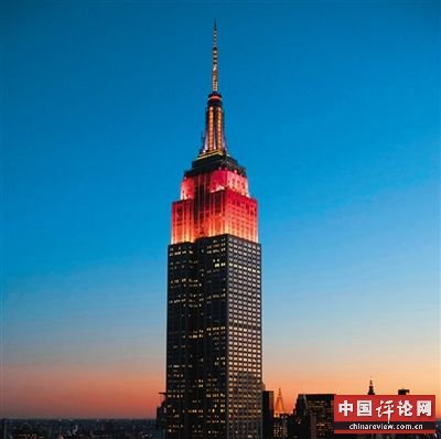 当地时间29日，纽约帝国大厦点亮红黄彩灯。