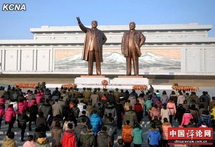 朝鲜民众春节瞻仰金日成与金正日铜像并献花(图)