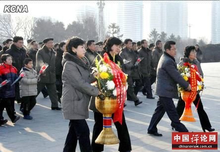 朝鲜民众春节瞻仰金日成与金正日铜像并献花(图)