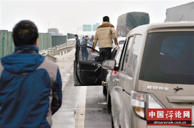 大广高速由南向北河南河北交界处，交通事故频发，造成高速公路堵车。新京报记者 吴江 摄