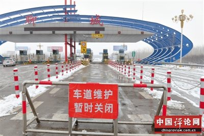 2月6日，济馆高速山东聊城入口处于关闭状态，许多长途车等待放行。图/CFP