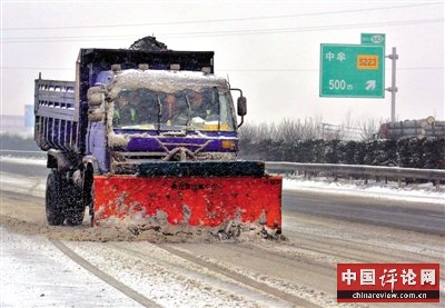 昨日，清雪车在连霍高速公路上铲除积雪。新华社发