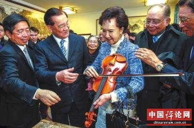 习近平会见连战：尊重台湾同胞选择的社会制度