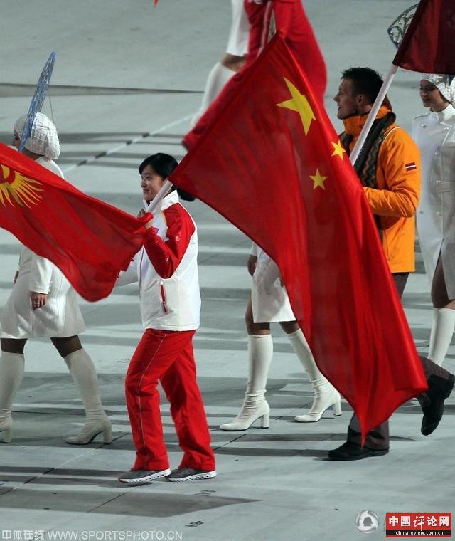 索契冬奥闭幕式弥补五环遗憾 吉祥物吹灭圣火
