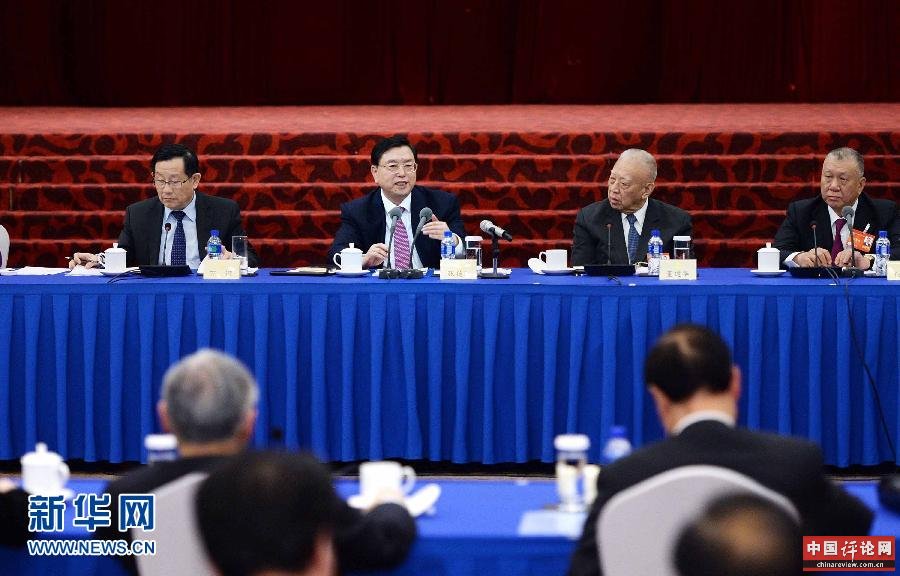 （两会）张德江看望港澳地区委员并参加讨论