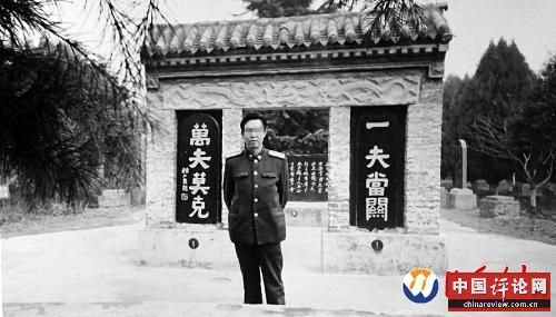 两张照片均为犯罪嫌疑人陈德为实施诈骗准备的“军装照”