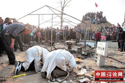  3月23日，青岛平度市杜家疃村，耿福林的出殡仪式，亲属在被烧毁的帐篷边祭拜。新京报记者 王嘉宁 摄