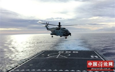 3月29日，一架舰载直升机从井冈山舰起飞执行搜索任务。当天，海军井冈山舰抵达南印度洋新任务区开始搜索。 新华社发